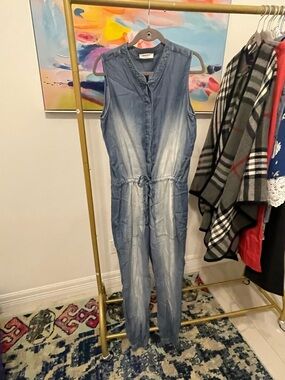 Zenana Outfitters Sleeveless Chambray Jumpsuit in Light Denim Blue Large